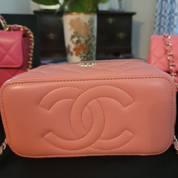 ❌SOLD❌Chanel Pink Small Vanity - Picture 6 of 15